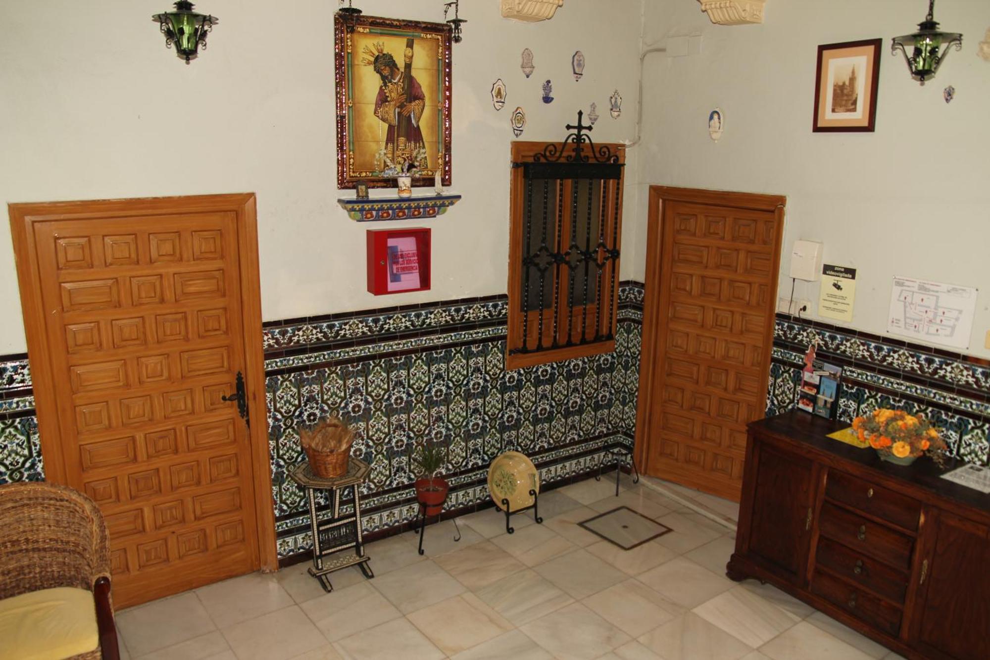Pension Catedral Севиля Екстериор снимка