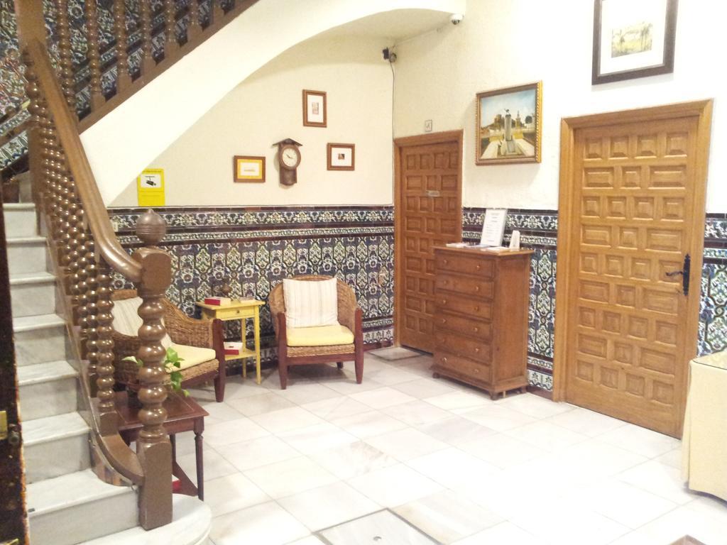 Pension Catedral Севиля Екстериор снимка