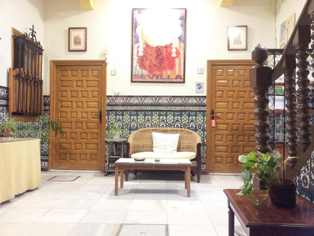 Pension Catedral Севиля Екстериор снимка